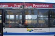 Beschädigt: der Linienbus der ZVB. (Bild: Zuger Polizei)