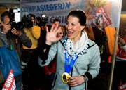 Goldmedaillengewinnerin Dominique Gisin wird nach ihrer Ankunft am Flughafen Zürich Kloten frenetisch begrüsst. (Bild: Keystone)