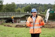 Bauleiter André Bättig am Spatenstich vom Montag. Im Hintergrund die alte Brücke, die ersetzt wird. (Bild: Manuela Jans / Neue LZ)