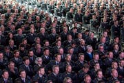 Offiziere lauschen den Ausführungen von Korpskommandant Aldo C. Schellenberg. (Bild: Keystone / Alexandra Wey)