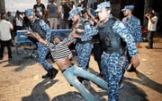 Polizisten führen einen Anhänger der Opposition in der maledivischen Hauptstadt Malé ab. (Bild: Mohamed Sharuhaan/AP (2. Februar 2018))