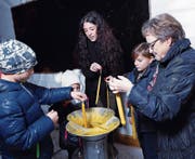 Kerzenziehen übt auf Kinder und Erwachsene eine gewisse Faszination aus. (Bild: Werner Schelbert (Baar, 7. Dezember 2017))