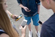 Der Gebrauch von Mobiltelefonen - wann und wo - ist an Schulen meist klar geregelt. (Bild: Archiv / Neue LZ)