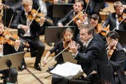 Sorgte am Lucerne Festival zuletzt für Furore mit Wagners «Ring» und Verdis «Falstaff»: Jonathan Nott dirigiert die Bamberger Symphoniker im KKL-Konzertsaal. (Bild Stefan Deuber/Lucerne Festival)