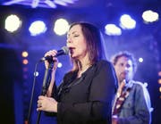 Festhalten am Mikrofon: Texas-Blues-Lady Lou Ann Barton als Stargast am Donnerstag im Grand Casino Luzern. Bild: Manuela Jans (Bild: Manuela Jans)