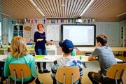 Michelle Gsteiger unterrichtet Schüler an der privaten Zeit-Kind-Schule an der Hirschmattstrasse in Luzern. (Bild Philipp Schmidli)