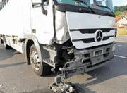 Der Autofahrer hat diesen Lastwagen auf der Strasse übersehen. (Bild: Luzerner Polizei)