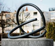 Wie eine in die Luft gezeichnete Linie: Jean Mauboulès’ Skulptur in der Zuger Vorstadt. (Bild: Erik Stadler (Zug, 5. März 2018))