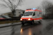 Die Fussgängerin wurde im kritischen Zustand ins Spital überführt. (Symbolbild Neue ZZ)