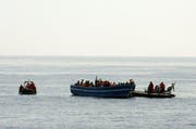 Soldaten der Deutschen Bundeswehr retten schiffbrüchige Flüchlinge im Mittelmeer. (Bild: EPA)