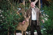 Peter Küenzi, der höchste Luzerner Jäger, am Fäälimärt in Sursee. (Bild: Boris Bürgisser (Sursee, 6. Februar 2018))