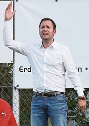 So kennt man ihn: Hergiswil-Trainer Reto Burri gestikuliert impulsiv. Er glaubt, dass er bei einigen Schiedsrichtern auf einer schwarzen Liste steht. (Bild: Philipp Schmidli (Hergiswil, 19. Oktober 2013))