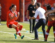 Ein Moment der Freude und Erleichterung: Christine Sinclair feiert mit ihrem Nationaltrainer John Herdman ihren siegbringenden Penaltytreffer im WM-Gruppenspiel gegen China (1:0). (Bild: AP/Jeff McInthosh)