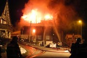 Beim Eintreffen der Einsatzkräfte brannte es bereits lichterloh. (Bild: Kantonspolizei Schwyz)