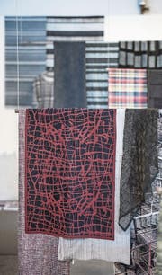 Oben links: Jessica Ammanns «(Kontr)akt». Unten von links: Surfbrett aus Holz, 3D-Keramik sowie eine Textilarbeit, inspiriert von der Viscosistadt. (Bild: Dominik Wunderli (22. Juni 2017))