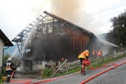 Die Einsatzkräfte schützen das nahe gelegene Haus und bekämpfen das Feuer im Stall. (Bild: Kantonspolizei Schwyz)