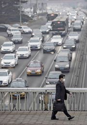 Mehr Elektroautos sollen helfen, den Smog in China zu verbannen. (Bild: Qilai Shen/Getty (Peking, 6. Januar 2017))