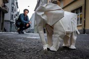 Der Luzerner Origami-Künstler Sipho Mabona mit einem Modell des aus einem Stück gefertigten Elefanten. (Bild: pd / Philipp Schmidli)