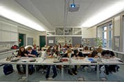 Schülerinnen und Schüler der Kantonsschule Musegg während dem Biologieunterricht. (Bild: Pius Amrein / Neue LZ)