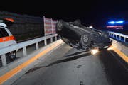 Das Auto kam nach dem Überschlag auf dem Dach zum Stillstand. (Bild: Kapo Nidwalden)