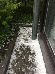Es hat sichtlich gehagelt: Eine weisse Körnerschicht im Garten unserer Leserbild-Reporterin. (Bild: Leserbild Sandra von Holzen (18. Juli 2017, Engelberg))