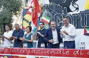 Gilles Simeoni (ganz rechts) und Jean-Guy Talamoni (daneben) an einer Wahlveranstaltung. (Bild: AFP)