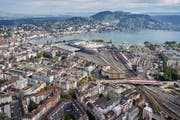 Blick aus der Luft auf das Zentrum der Stadt Luzern mit Bahnhof und Neustadtquartier. (Bild: Aura/Emanuel Ammon)