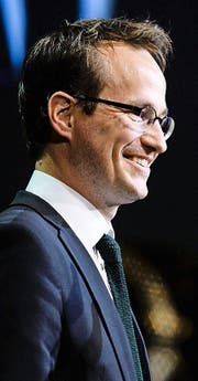Juho Kuosmanen freut sich in Zürich über den erhaltenen Award. (Bild: Manuel Lopez/Keystone)