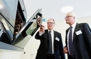 Jürg Werner, CEO, und Daniel Keist, Finanzchef (v. l.) von Metall Zug gestern im Zugorama. (Bild: Stefan Kaiser (Zug, 23. März 2017))