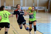 Musste das Spielfeld trotz 12 Toren als Verliererin verlassen: Rahel Furrer, hier beim Sprungwurf, die beste Spielerin von Spono Nottwil. (Bild: Nadia Schärli)