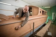 Roger Schilter bei der Arbeit an der Jacht Meggenhorn in einer Scheune in Mettmenstetten. (Bild: Dominik Wunderli / Neue LZ)