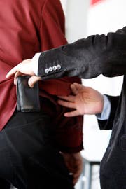 Ein Trickdiebkünstler verrät der Stadtpolizei die Tricks der Taschendiebe. (Bild: ALESSANDRO DELLA BELLA (KEYSTONE))
