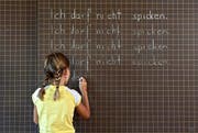 Früh lernen Schüler, dass Spicken nicht erlaubt ist. Wenn es jedoch um die Matura geht, werden Vorsätze schnell über den Haufen geworfen, wie der aktuelle Fall in Sursee zeigt. (Archivbild Neue LZ)