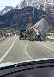Auf der Seedorferbrücke kippte ein Anhänger um. (Bild: Leserbild Alois Furrer-Truttmann)