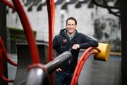 Beim Fototermin auf dem Platz vor dem Burgbachschulhaus in Zug trägt Martin Elmiger um sein linkes Handgelenk wegen seines Kahnbeinbruch vor drei Wochen noch eine Manschette. Doch der diesjährige Ehrenstarter der Zugerberg Classic arbeitet bereits wieder hart für sein baldiges Comeback. (Bild Stefan Kaiser)