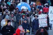 Szene einer vergangenen Wef-Demonstration durch Davos. (Bild Alexandra Wey/Neue LZ)