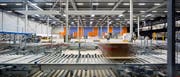 Blick in die zentrale Kommissionierhalle: Hier werden Artikel aus den automatisierten Lagerbereichen zu kundenspezifischen Aufträgen zusammengestellt. (Bild: PD)