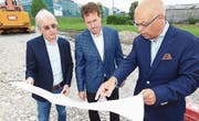 Studieren den Plan der neuen Mercedes-Garage in Steinhausen: Erich Meyer, Mike Alkier und Marcel Guerry (von links). (Bild: Charly Keiser)
