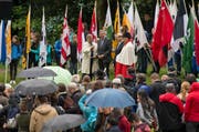 Der Weg der Schweiz wird 25 Jahre alt. Auf dem Bild ist der Festakt auf dem Rütli zu sehen mit dem Urner Ständerat Josef Dittli im Fokus (zweiter von links) sowie rechts daneben Bundesrat Alain Berset. (Bild: Keystone / Urs Flüeler)