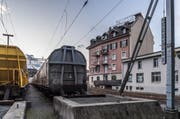 Im rosafarbenen Gebäude hat die Gruppe «Rosa Lavache» eine Wohnung besetzt. (Bild: Nadia Schärli (Luzern, 3. Januar 2018))