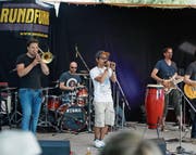Die Zuger Band Rundfunk lockte viele Besucher auf den Festplatz am Ägerisee. (Bild: Stefan Kaiser (Oberägeri, 14. Juni 2017))