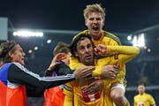 Die Luzerner Verteidiger Florian Stahel (oben) und Tomislav Puljic, hier beim Cupfinal in Basel. Wer erhält nochmals einen neuen Vertrag? (Bild: Philipp Schmidli)