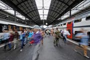 Der Verein gegen Tierfabriken darf im Bahnhof Luzern Flugblätter verteilen. (Bild: Remo Nägeli/LZ)