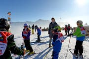 Kann sich derzeit über beste Schneeverhältnisse freuen: Christa Wettstein, Geschäftsleiterin der Sportbahnen Marbachegg, inmitten einer Skischule. (Bild Nadia Schärli)