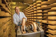 Josef Werder, Präsident des Verbands der Zentralschweiz Käsermeister, in seiner Küssnachter Dorfkäserei. (Bild: Philipp Schmidli (16. März 2018))