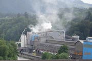 Die Feuerwehr bekämpft den Brand. (Bild: Leserbild)