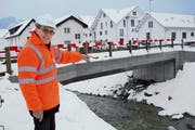 Projektingenieur Max Birchler zeigt eine der sechs neuen Brücken, die Buebegässlibrücke. (Bild: Alfred Kälin / Neue SZ)