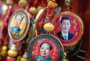 Unter Xi Jinping wird ein Personenkult zelebriert, wie es ihn zuletzt unter Revolutionär Mao Zedong gab: Anhänger in einem Souvenirladen in Peking. (Bild: Roman Pilipey/EPA (26. Februar 2018))