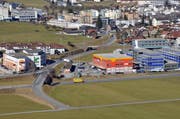Die Rampen von und nach Luzern sind auf Höhe des gelben Lastwagens links und rechts der Autobahn geplant (Bild: Robert Hess / Neue OZ)