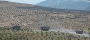 Fahrzeuge der türkischen Armee passieren auf dem Weg ins syrische Idlib die Grenze bei Reyhanli. (Bild: Mustafa Kamaci/Getty (Hatay, 9. Oktober 2017))